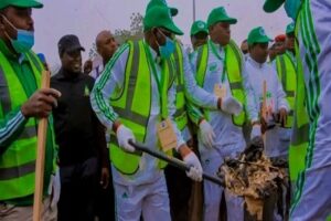 Read more about the article Governor Namadi Leads Executives,Law makers Others To Monthly Environmental Sanit ation