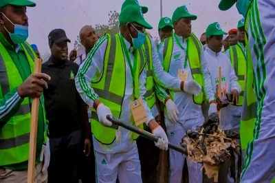 Read more about the article Governor Namadi Leads Executives,Law makers Others To Monthly Environmental Sanit ation